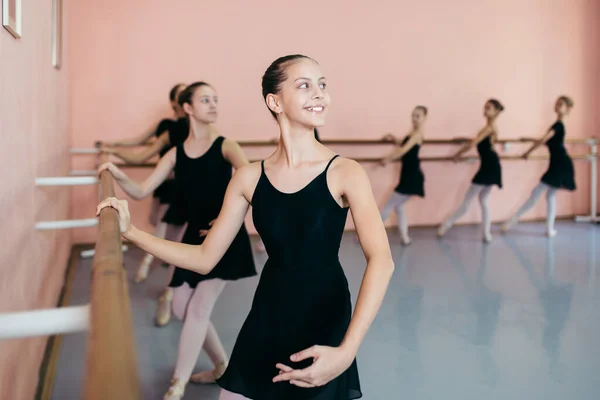 Grupo Belas Meninas Adolescentes Praticando Dança Balé — Fotografia de Stock
