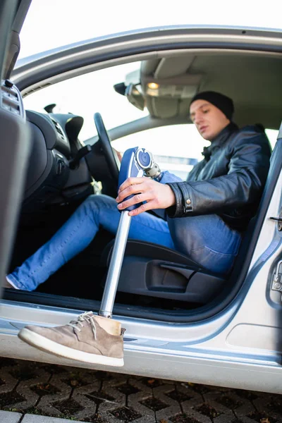 Jovem Com Prótese Perna Carro Condução — Fotografia de Stock