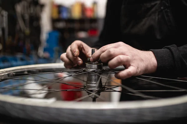 Mécanicien Vélo Dans Atelier Dans Processus Réparation — Photo