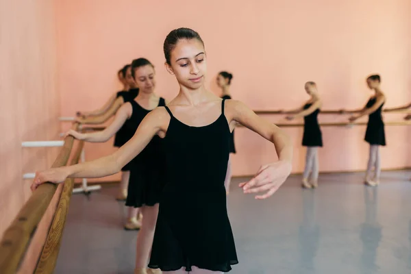 Dança Coreografada Por Grupo Belas Bailarinas Jovens Praticando Durante Aula — Fotografia de Stock