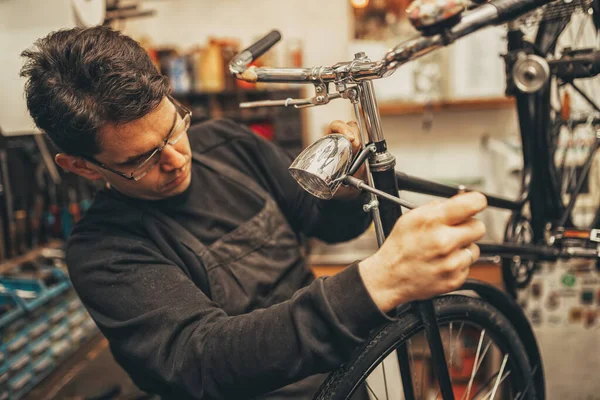 Mecánico Reparando Una Bicicleta Taller — Foto de Stock