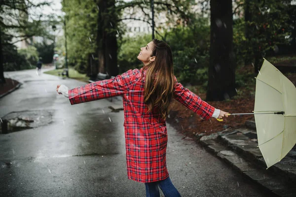 その若い女性は笑顔で雨の下で笑う 自然と幸せな生活の概念 — ストック写真