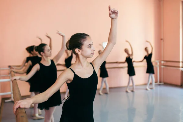 Grupo Hermosas Adolescentes Practicando Danza Ballet — Foto de Stock
