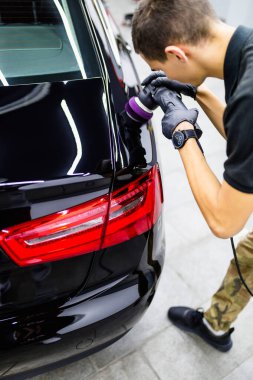 Araba tamiri, oto tamir atölyesinde orbital cilalama işçisi..  