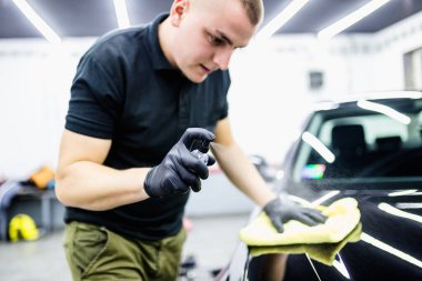 Araba tamiri, oto tamir atölyesinde orbital cilalama işçisi..  