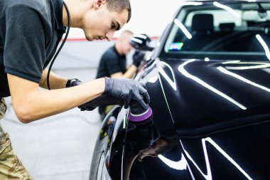 Araba tamiri, oto tamir atölyesinde orbital cilalama işçisi..  