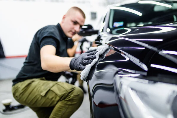 Auto Detaillierung Arbeiter Mit Orbitalpolierer Der Autowerkstatt — Stockfoto