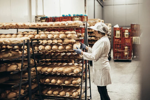 Trabajadora Joven Trabajando Panadería Poniendo Pan Estante —  Fotos de Stock