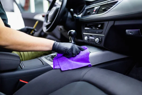 Close Homem Limpeza Interior Carro Carro Detalhando Conceito Foco Seletivo — Fotografia de Stock