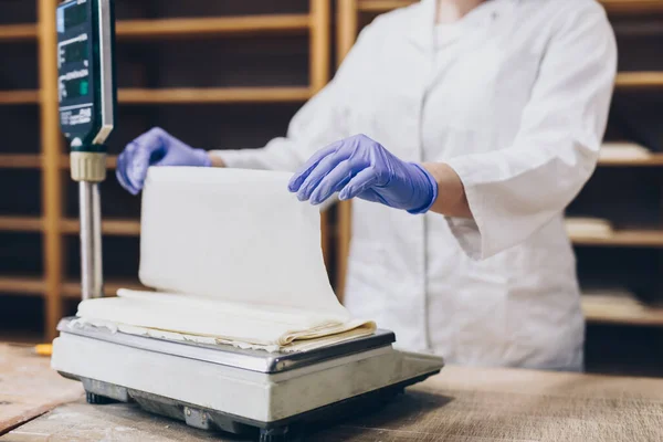 Giovane Lavoratrice Che Lavora Una Grande Panetteria Preparazione Pasticceria — Foto Stock