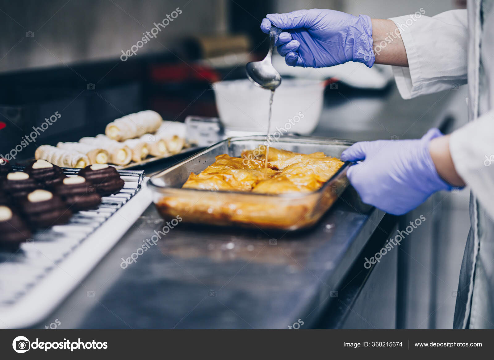 https://st3.depositphotos.com/16677798/36821/i/1600/depositphotos_368215674-stock-photo-chef-making-cookies-bakery-work.jpg