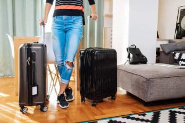 Güzel genç bir kadın eşyalarını büyük bir bavula koyuyor. Seyahat hazırlık konsepti. 