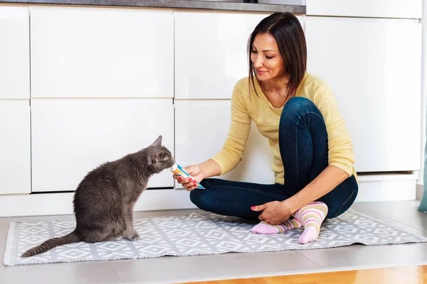 Mooie Middelbare Leeftijd Vrouw Voeden Haar Kat Thuis — Stockfoto