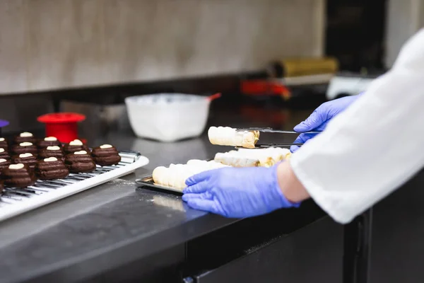Koki Membuat Kue Meja Kerja Toko Roti — Stok Foto