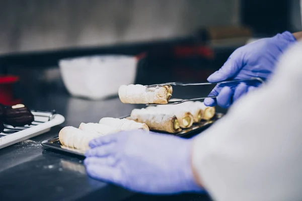 Koki Membuat Kue Meja Kerja Toko Roti — Stok Foto