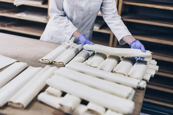 Trabajadora Joven Que Trabaja Una Gran Panadería Preparación Pasteles — Foto de Stock