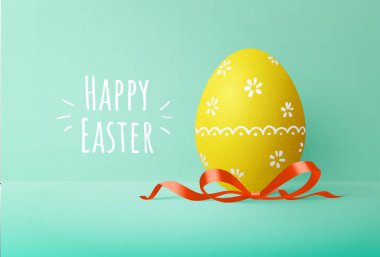 Yeşil arka planda kırmızı kurdeleyle boyanmış paskalya yumurtası. Mesajlı tebrik kartı. Vektör illüstrasyonu.