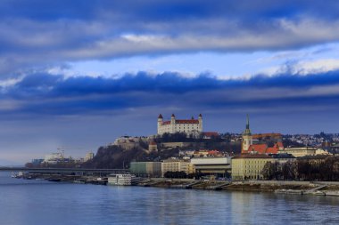 Bratislava castle ve Tuna Nehri görüntüleme