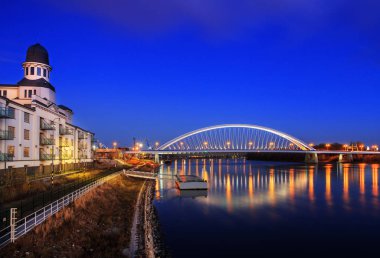 Apollo köprü Bratislava