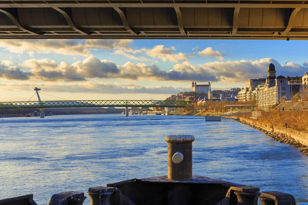 Bratislava harbour yakınındaki aşağısına Köprüsü — Stok fotoğraf