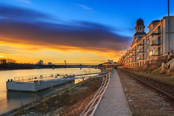 Pohled z přístavu při západu slunce v Bratislavě — Stock fotografie