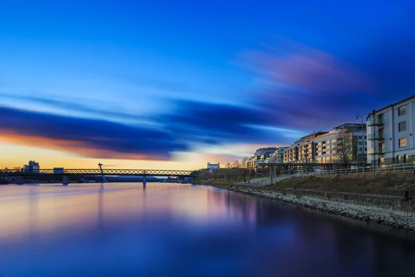 Limandan gün batımında Bratislava oteli göster — Stok fotoğraf