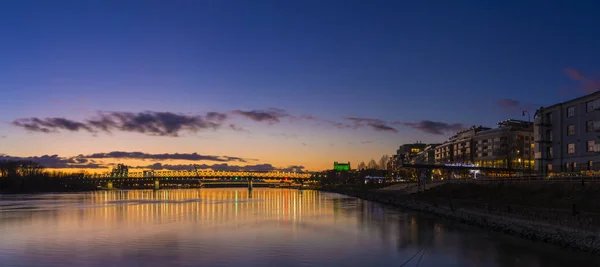 Gebouw van de haven en de rivier de Donau — Stockfoto