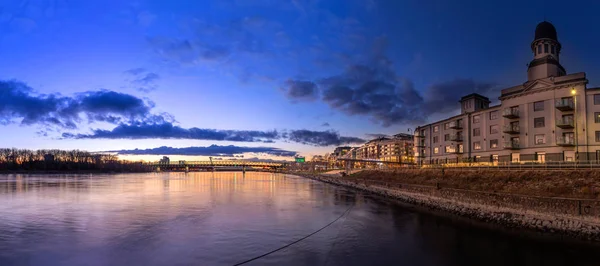 Bâtiment portuaire et fleuve Danube — Photo