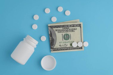 İlaç hapları ve şişe, yüz dolarlık banknot. İlaçlar, ilaç iş fiyat artış kavramı.