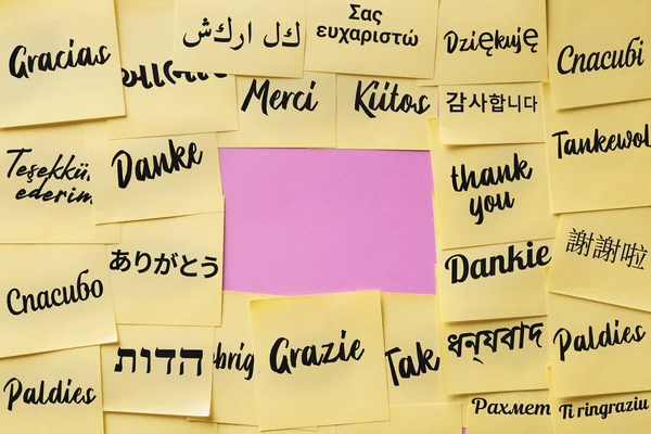 Das Wort "Danke" auf Papierkarten in verschiedenen Sprachen der Welt geschrieben und in der Mitte befindet sich ein Platz für Text — Stockfoto
