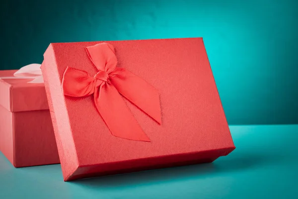 Aquamarine arka planındaki kırmızı hediyeyi kapat: şenlikli ya da romantik hediye kavramı — Stok fotoğraf