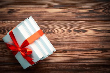 Ahşap bir arka planda renkli bir arkaplanda kitap yığını: eğitim kavramı ve kitap bağışı