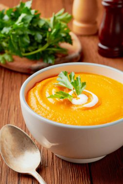 Süt kremalı balkabağı çorbası ve maydanoz.