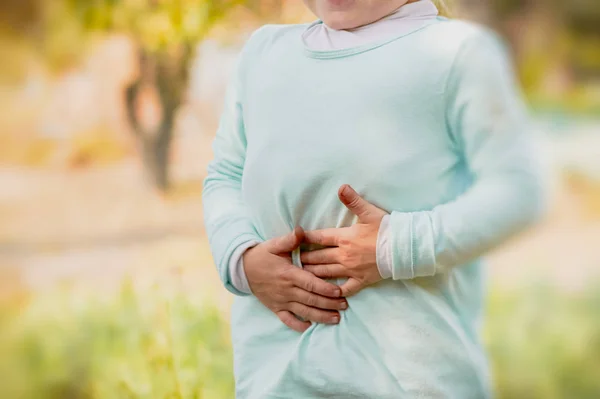 Ellerini karnının üstüne koyan kız: ağrı, zehirlenme, semptomlar.