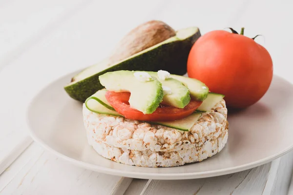 Vegansk Frukost Ristårta Med Avokado Och Tomat — Stockfoto