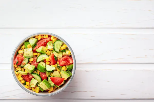 Top View Avocado Salade Met Tomaten Komkommers Kom Witte Achtergrond — Stockfoto