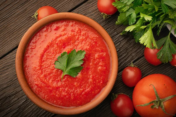 Vista Dall Alto Ciotola Zuppa Pomodoro Pomodori Freschi Con Prezzemolo — Foto Stock