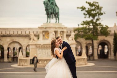 Budapeşte, Macaristan'da Fisherman's Bastion tarafından sarılma yeni evliler Genç güzel şık çifti