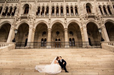 Gelin ve damat eski kasaba sokakta sarılmak. Düğün çift Parlamento Evi yakınında Budapeşte yürür. Merdivenlerden gelin ve damat