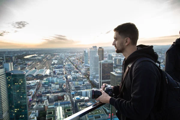 Retrato Jovem Com Uma Câmera Deck Observação Desfrutando Panorama Frankfurt — Fotografia de Stock