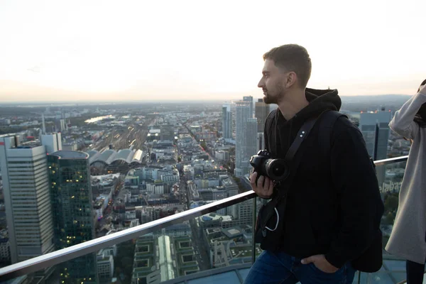 Retrato Jovem Com Uma Câmera Deck Observação Desfrutando Panorama Frankfurt — Fotografia de Stock