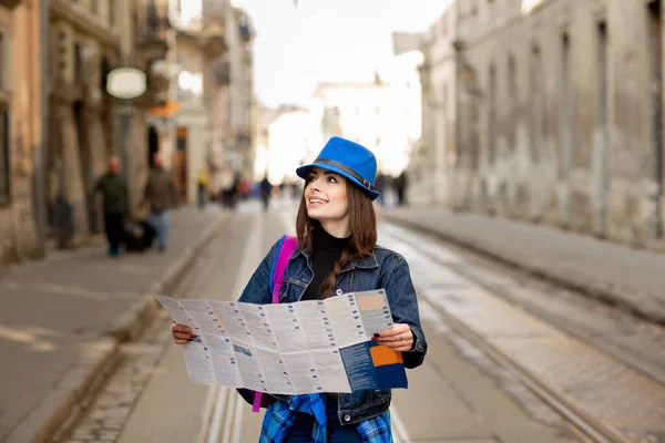 Mulher Elegante Jovem Andando Rua Cidade Velha Viajar Com Mochila — Fotografia de Stock