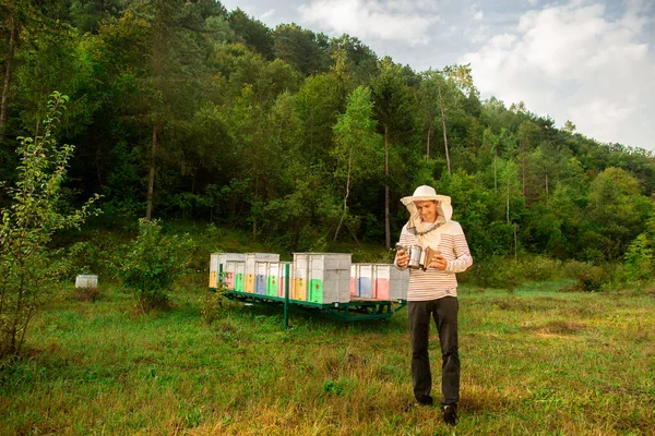 Peternak Lebah Dalam Topi Pelindung Menyiapkan Alat Untuk Merokok Lebah — Stok Foto