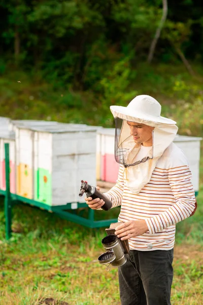 Ein Imker Mit Schutzkappe Bereitet Aus Einem Bienenstock Bienenhaus Ein — Stockfoto