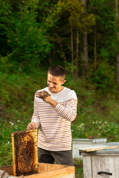Gelukkige Imker Brengt Tijd Door Bijenstal Hij Heeft Een Honingraat — Stockfoto