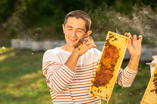 Včelař Drží Medovinu Plnou Včel Muž Který Usmívá Něžně Odpočívá — Stock fotografie