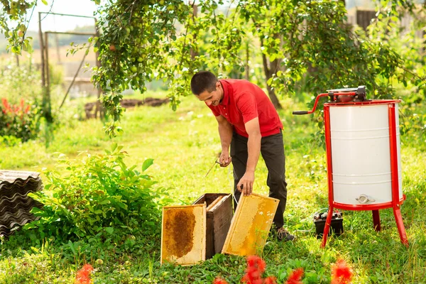 Včelař Ochranné Čepici Zahájí Včelí Farmě Práci Extraktorem Medu Včelařství — Stock fotografie