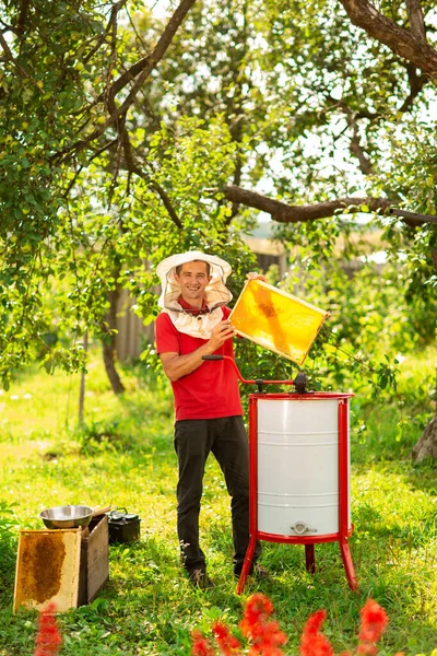 Peternak Lebah Dengan Topi Pelindung Meluncurkan Ekstraktor Madu Peternakan Lebah — Stok Foto