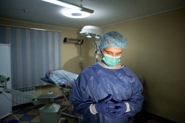 Koruyucu giysili doktor hastayla hastanede. Akciğer iltihabı, koronavirüs komplikasyonları...