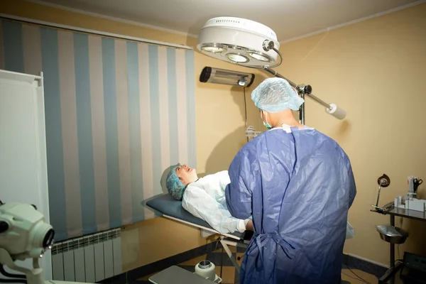 Dokter Berjas Pelindung Rumah Sakit Dengan Pasien Peradangan Paru Paru — Stok Foto